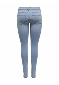 Vaqueros skinny de denim azul claro con una cintura alta, que cuentan con dos bolsillos traseros y una textura suave, diseñados para una silueta ajustada.