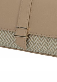 Bolso de mano de cuero beige que presenta un patrón tejido crema texturizado, con herrajes en tono dorado y cierre de solapa.