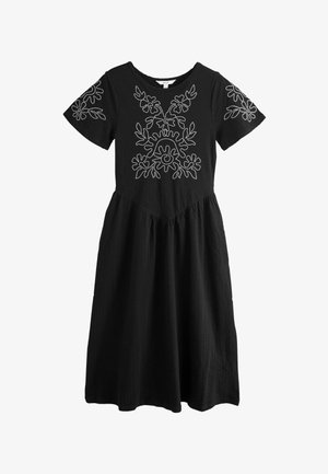 Zwarte jurk met korte mouwen, witte bloemenborduursels op de borst en mouwen, een getailleerde taille en een ronde halslijn.