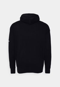 Sweat à capuche noir à manches longues, avec poignets et ourlet côtelés, présenté de dos sur un fond blanc uni.