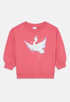 Maglione corallo rosa con grafica di una gru bianca, dettagli dorati e ali azzurro chiaro, scollatura rotonda e maniche a vestibilità ampia.