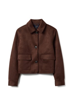 Veste courte en daim marron avec un col, trois boutons noirs et deux poches à rabat à l'avant, présentée sur un fond blanc.
