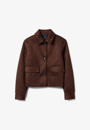 Veste courte en daim marron avec un col, trois boutons noirs et deux poches à rabat à l'avant, présentée sur un fond blanc.