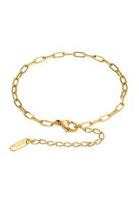 Bracciale in oro con anelli ovali allungati, un moschettone e un piccolo cartellino attaccato a una catena regolabile.