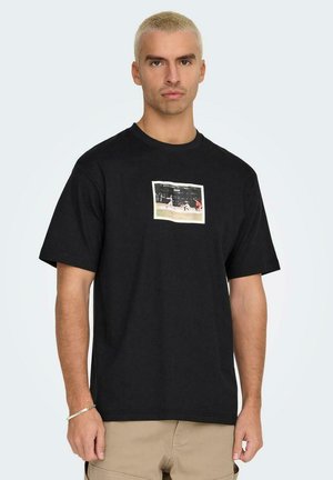 T-shirt in cotone nero con una grafica rettangolare di una scena di baseball a colori. Maniche corte e design con scollatura rotonda.
