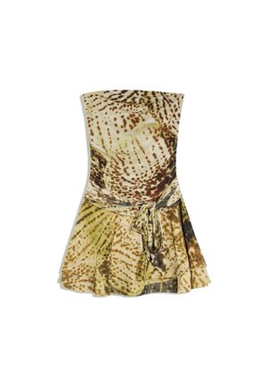 Trägerloses Minikleid mit braun-beigem Tiermuster, einem mehrlagigen Rock und einem passenden Stoffgürtel, der in der Taille gebunden ist.