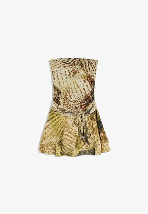 Trägerloses Minikleid mit braun-beigem Tiermuster, einem mehrlagigen Rock und einem passenden Stoffgürtel, der in der Taille gebunden ist.