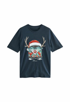 Tengerészkék pamut póló, amelyen egy vintage Volkswagen kisbusz grafikai ábrázolása látható, rajta Mikulás sapkával és szarvakkal, valamint karácsonyfákat ábrázolva.