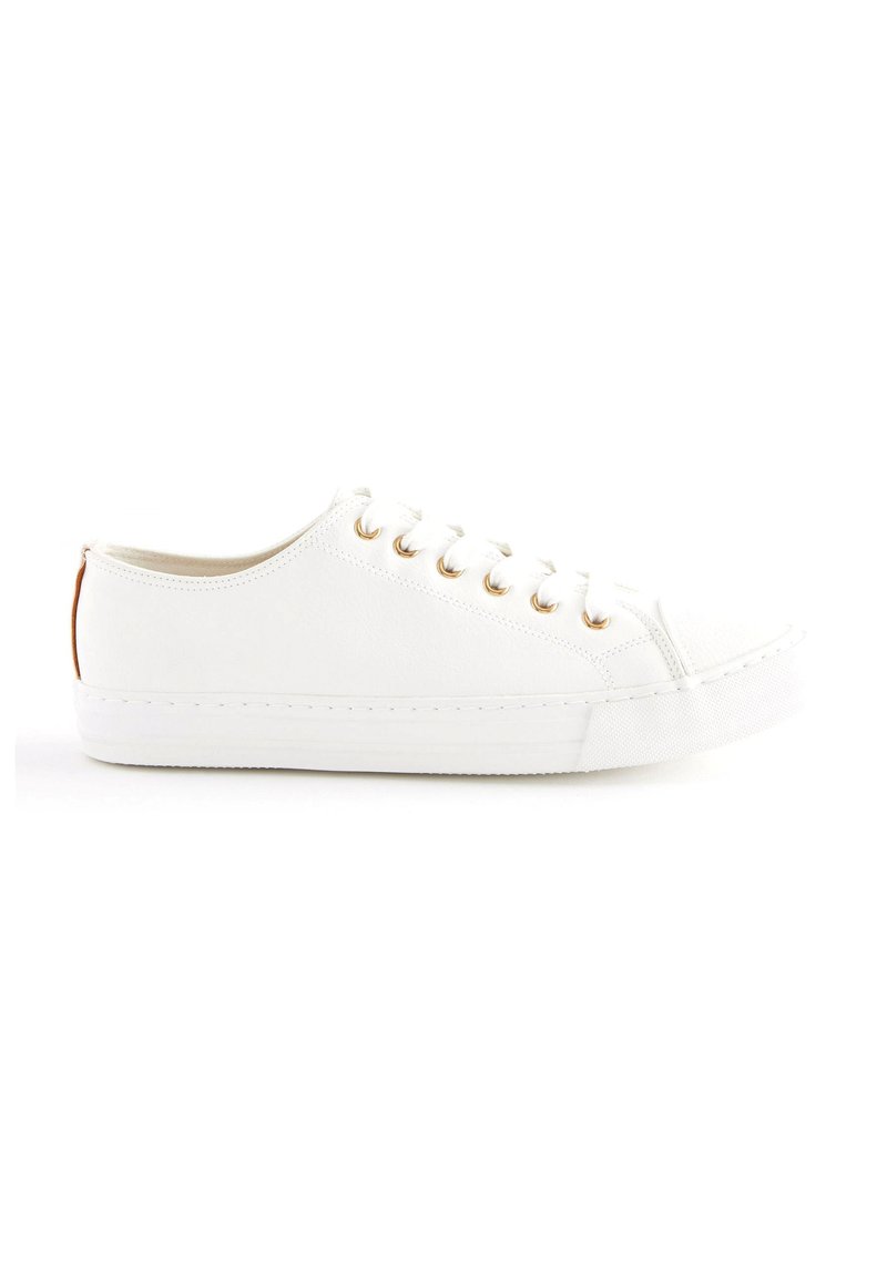 Vit sneaker med en strukturerad läderöverdel, rund tå, gyllene öglor och en vit gummisula. Baksidan har en brun detalj.
