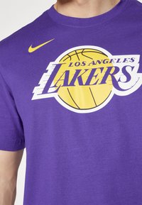Nike Performance NBA LOS ANGELES LAKERS  LOGO TEE - Equipación de clubes - field purple