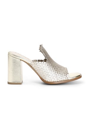 Mule aperti in metallo dorato intrecciato con tacco a blocco alto e design con ritagli, con un elegante accento metallico sul tacco.