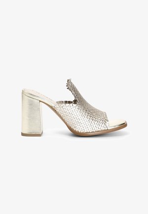 Tkané kovové zlaté sandály na otevřenou špičku s vysokým blokovým podpatkem a výřezovým designem, s hladkým kovovým akcentem na podpatku.