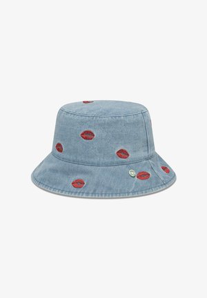 Lichtblauwe denim bucket hat met rode geborduurde lipafdrukken verspreid over het oppervlak.