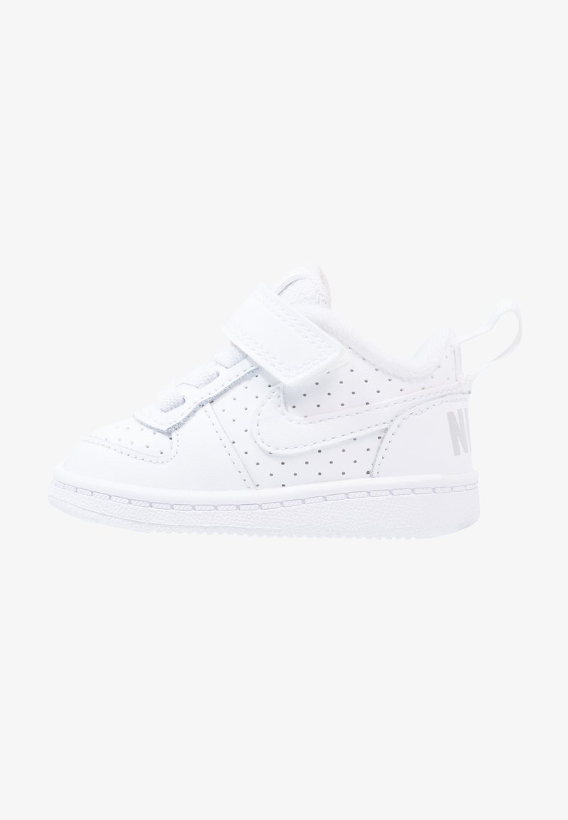 Chaussure pour tout-petit en cuir blanc avec des détails perforés, un laçage à l'avant, une sangle réglable, un col rembourré et une semelle en caoutchouc texturée.