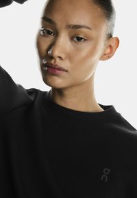 On FOCUS TECH CREW - Sweatshirt - black