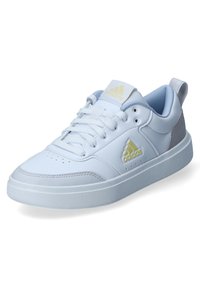 Sneaker bianco con tomaia in pelle, accenti blu chiaro, logo giallo e toppa sul tallone grigia. Caratterizzato da una suola in gomma testurizzata e chiusura con lacci.