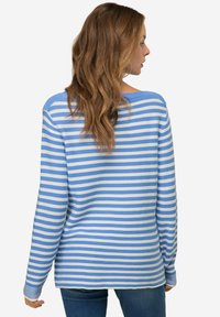 Blauwe en witte gestreepte trui met een relaxed fit, geribbelde textuur en brede bootnek, gecombineerd met blauwe jeans.