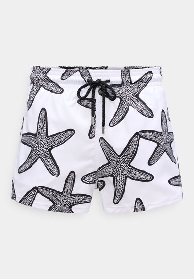 Shorts de bain blancs avec un motif de étoiles de mer détaillé en noir et un cordon noir à la taille élastique.