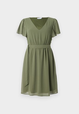 Olivovo zelené šaty, krátke riasené rukávy, výstrih do V, zúžený pás s ladeným opaskom, splývavá sukňa, hladká textúra, minimálne zdobenie.