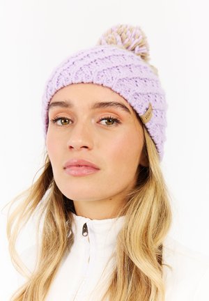 Bonnet en tricot lavande avec un motif texturé et un pompon beige clair sur le dessus. Présente une petite étiquette de marque attachée sur le côté.