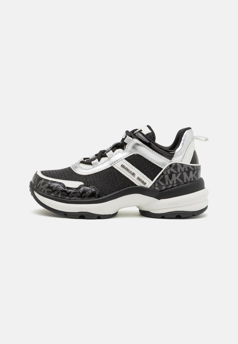Baskets basses noires et argentées avec semelle blanche épaisse, laçage à l'avant, logo Michael Kors sur le côté et partie talon à motif.