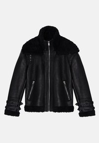 Giubbotto aviador in pelle nera con colletto e polsini in shearling, chiusura frontale con zip, tasche con zip e cinturini regolabili sulle maniche.