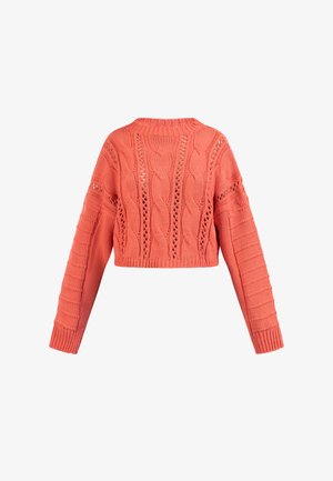 Korall színű horgolt pulóver, cropped dizájn, kábelkötéses mintákkal és széles ujjakkal. Texturált anyag, oldalán nyitott munkájú részletekkel.