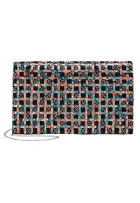 Clutch-Tasche mit einem bunten geometrischen Muster und Pailletten auf schwarzem Hintergrund, ergänzt durch einen silbernen Kettenriemen.