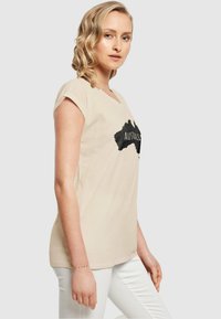 Merchcode AUSTRALIA EXTENDED SHOULDER - T-Shirt print - whitesand