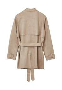 Beige Wildleder-Trenchcoat mit tailliertem Gürtel, doppelt-knöpfigem Design und langen Ärmeln mit verstellbaren Manschetten. Sanfte Textur, minimale Details.