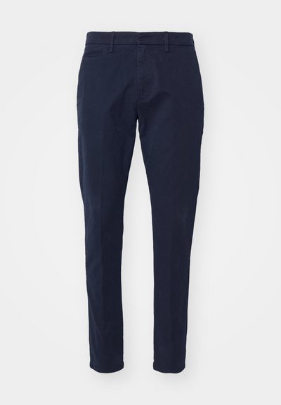 Pantalones slim-fit de color azul marino, confeccionados en algodón. Cuentan con un bolsillo frontal y un acabado limpio. Textura suave y diseño entallado con pernera recta.