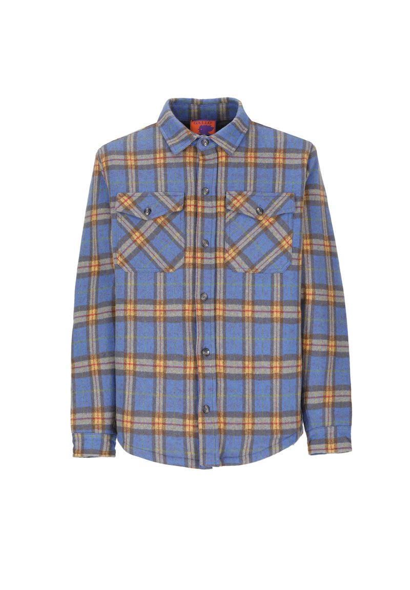 Camicia di flanella a quadri blu e marrone con maniche lunghe, due tasche sul petto, chiusura frontale con bottoni e orlo arrotondato. Tessuto morbido, design casual.