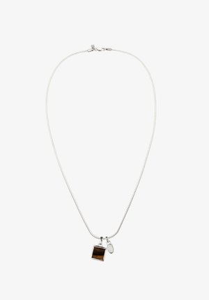 Collier en chaîne argent avec pendentif carré en ambre et petite étiquette ovale en argent sur fond blanc.