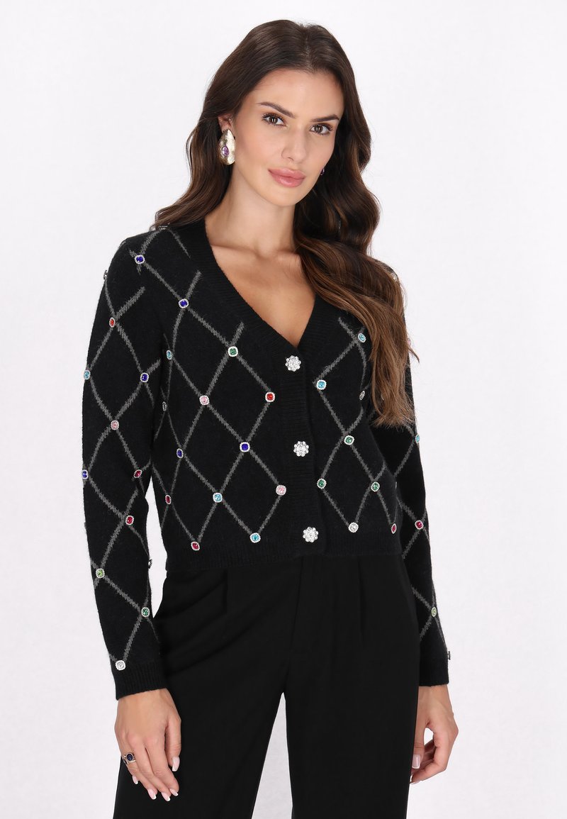 Cardigan nero con scollo a V, decorato con strass colorati in un motivo a diamante e linee grigie. Chiusura con bottoni sul davanti.