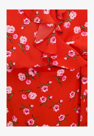 Rode stof met een bloemenpatroon; bevat roze bloemen en groene bladeren. Rimpeldetail langs de halslijn voegt textuur toe.