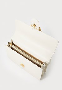 Λευκή δερμάτινη τσάντα χειρός με χρυσές λεπτομέρειες. Διαθέτει μπροστινό καπάκι, εσωτερική τσέπη με φερμουάρ και λεία υφή. Ανοιχτή με δομημένο σχέδιο.