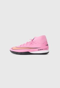 Scarpa sportiva alta in un vivace colore rosa con accenti neri. Presenta una parte superiore liscia, una punta testurizzata e un evidente marchio "AIR ZOOM".