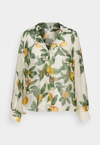 Blouse légère à manches longues en tissu crème avec un motif de feuilles vertes vives et de fruits orange ; dotée d'un col et de boutons sur le devant.