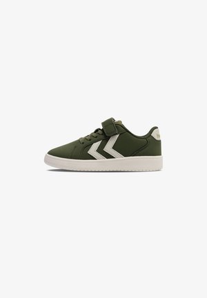 Grønne syntetiske sneakers med hvide detaljer, der har en velcro-strop, snørebåndsdesign og en struktureret gummisål.