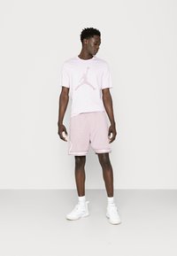 Jordan JUMPMAN CREW - T-shirt estampada - doll/plum fog