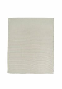 Bawełniany koc z subtelnym wzorem w paski w jasnoszarym i kremowym kolorze, o miękkiej teksturze i surowych brzegach.