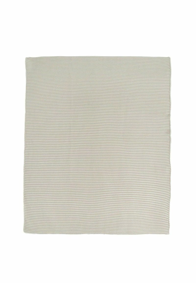 Bawełniany koc z subtelnym wzorem w paski w jasnoszarym i kremowym kolorze, o miękkiej teksturze i surowych brzegach.
