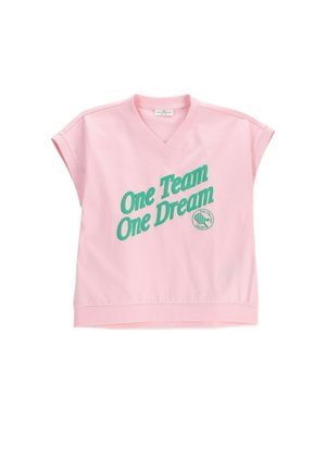 Różowa koszulka bez rękawów z dekoltem w serek z zielonym napisem „One Team One Dream” i małym okrągłym emblematem z rakietą tenisową i piłką.