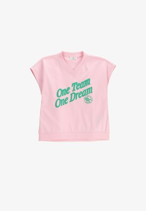 Różowa koszulka bez rękawów z dekoltem w serek z zielonym napisem „One Team One Dream” i małym okrągłym emblematem z rakietą tenisową i piłką.