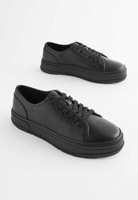 Adidași negri din piele cu vârful rotunjit, suprafață texturată, design cu șireturi și o talpă groasă din cauciuc negru pentru o aderență și durabilitate sporite.