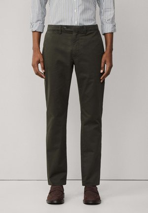 Pantalon olive foncé en tissu mélangé coton. Caractéristiques : coupe classique, fermeture boutonnée et poches avant. Texture lisse.