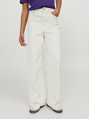 Wide-leg, cream-colored jeans made of cotton with a textured finish. Features front pockets and a waistband with belt loops.