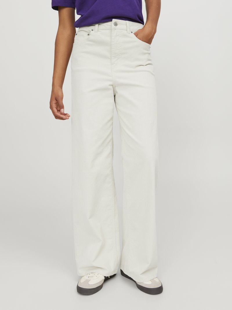 Wide-leg, cream-colored jeans made of cotton with a textured finish. Features front pockets and a waistband with belt loops.