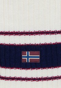Striktrøje i creme med marineblå og burgundy vandrette striber; har et rektangulært patch med det norske flag. Tekstureret stof.