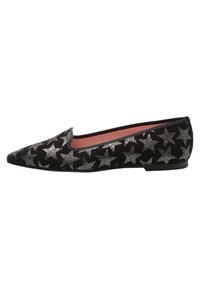 Zapato plano negro con un patrón de estrellas plateado brillante y punta redondeada, con un tacón bajo y forro interior rosa.